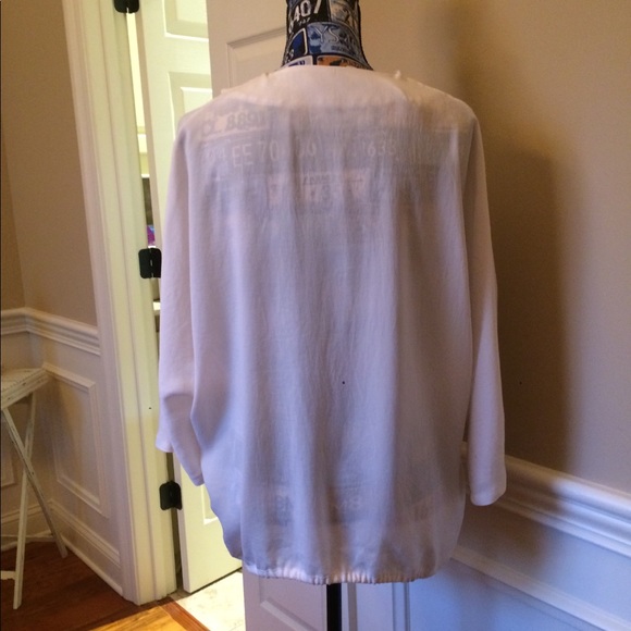 Beautiful low v-neck blouse. - Picture 4 of 6